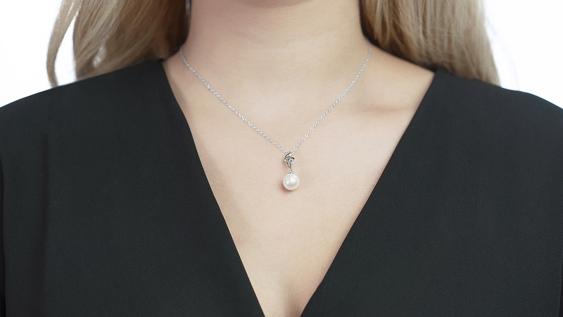 Model is wearing Aria Pendant with 8.5-9.0mm AAA quality pearls