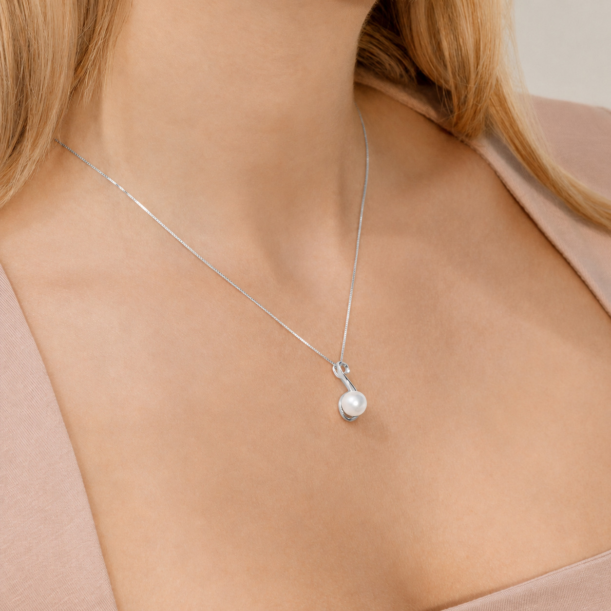 Freshwater Pearl Anastasia Pendant - Third Image